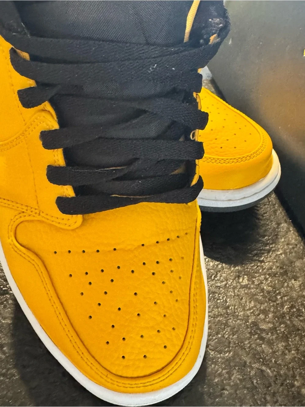 Jordan 1 Low University Gold